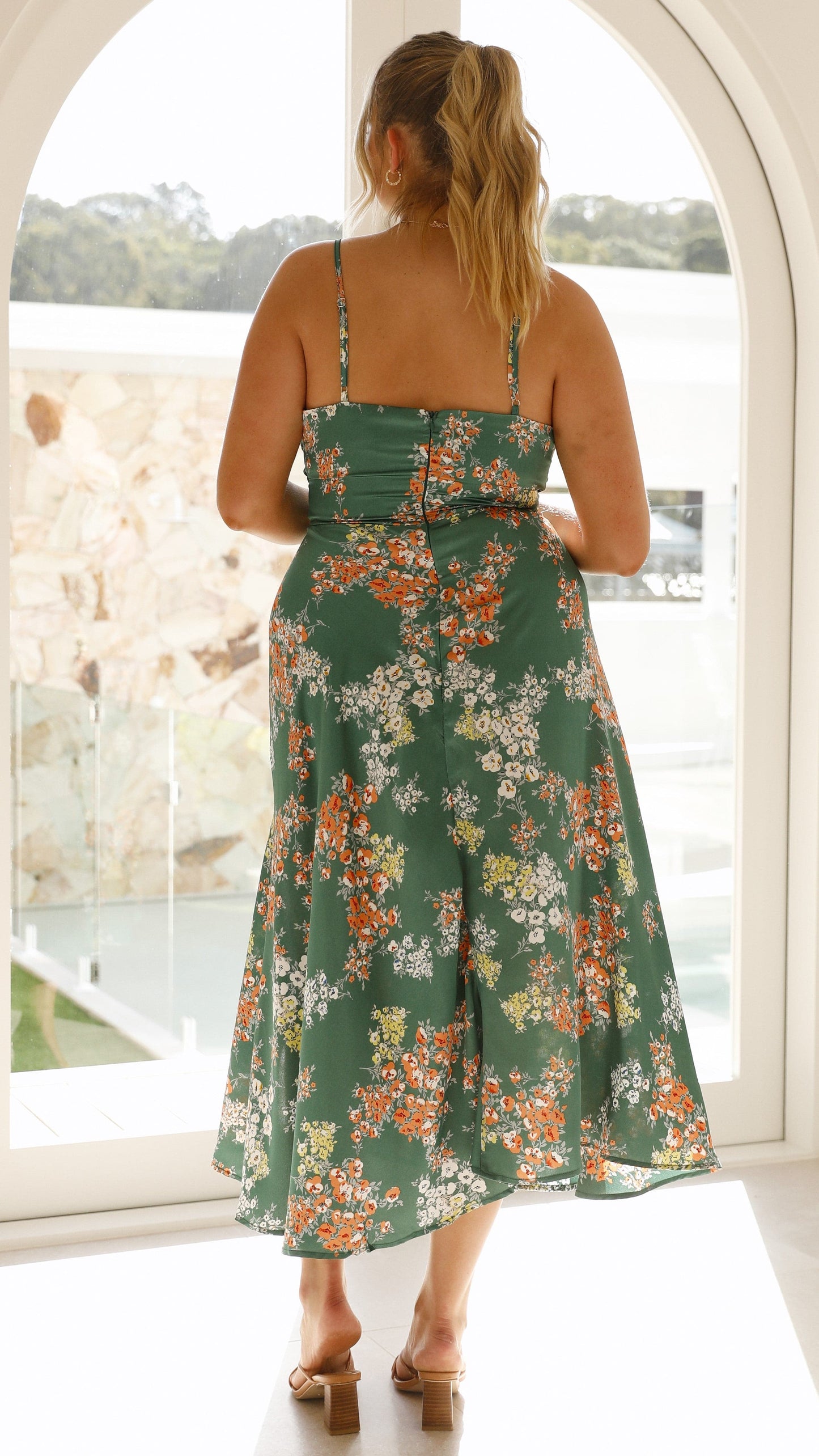 Flora | Romantisk Blommönstrad Midiklänning