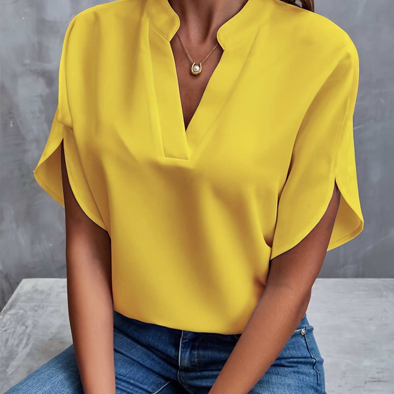 Mieke™ - Enfärgad blus med V-ringning