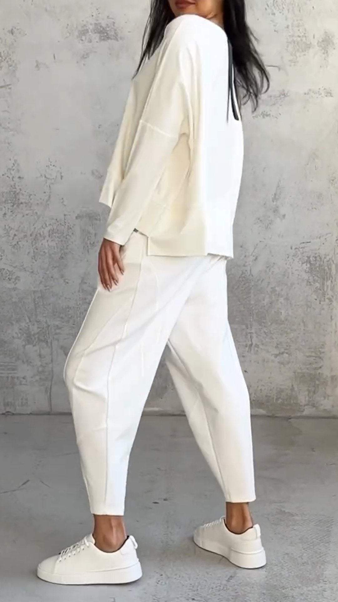 Aurora – Elegant Casual Damdräkt med Blus och Bekväma Byxor